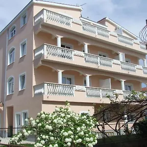 https://rooms-apartments-ana-2.hotelinzadar.com